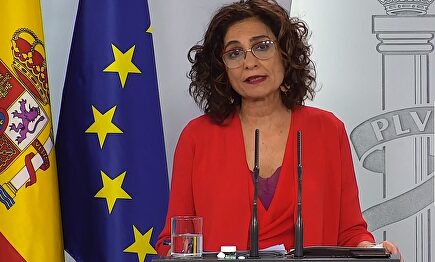 La ministra portavoz, María Jesús Montero, en su comparecencia de este domingo. | EFE