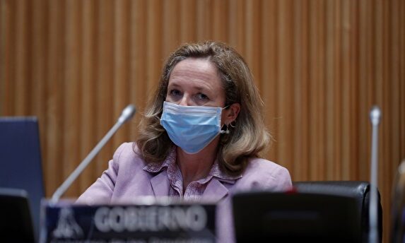La vicepresidenta tercera, Nadia Calviño, este jueves, en la Comisión de Asuntos Económicos del Congreso. | EFE