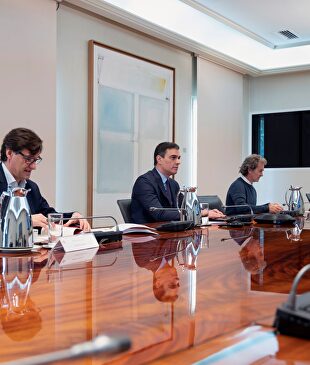 Pedro Sánchez (centro), junto a Fernando Simón (derecha) y Salvador Illa | EFE