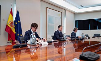 Pedro Sánchez, junto a Fernando Simón y Salvador Illa, durante la reunión del Comité Científico de la covid-19. | EFE