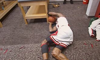 La imagen más desgarradora de Jordan: llorando en el suelo tras ganar el cuarto anillo