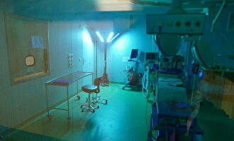 Imagen de las lámparas de luz ultravioleta C utilizadas en los hospitales de Quirónsalud para desinfectar sus instalaciones | Quirón