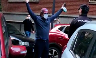 Gran cacerolada y gritos de "Gobierno dimisión" ante un rápido despliegue policial en el centro de Madrid