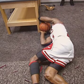 La imagen más desgarradora de Jordan: llorando en el suelo tras ganar el cuarto anillo