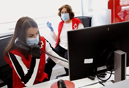 La reina Letizia, una voluntaria más de la Cruz Roja