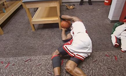 La imagen más desgarradora de Jordan: llorando en el suelo tras ganar el cuarto anillo