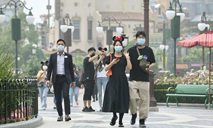 Personas con mascarillas dentro de Disneyland Shanghái | EFE