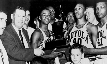 Los jugadores, con el título de campeones. | Wikipedia