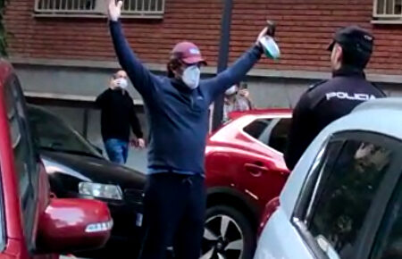 Gran cacerolada y gritos de "Gobierno dimisión" ante un rápido despliegue policial en el centro de Madrid