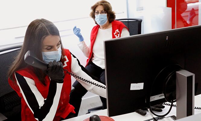 La reina Letizia, una voluntaria más de la Cruz Roja
