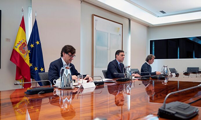 Pedro Sánchez, junto a Fernando Simón y Salvador Illa, durante la reunión del Comité Científico de la covid-19. | EFE