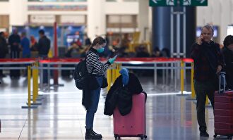 Una turista con mascarilla y guantes en el aeropuerto de Málaga | Europa Press