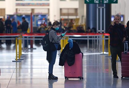Una joven con mascarilla en un aeropuerto. | Europa Press