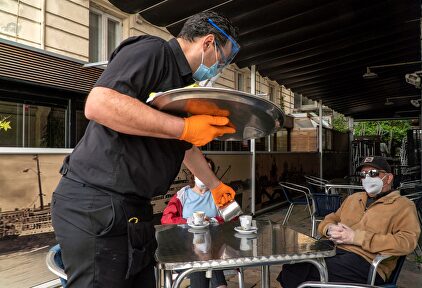 El primer día de Fase1 en muchos territorios de España se vieron guantes y mascarillas | EFE