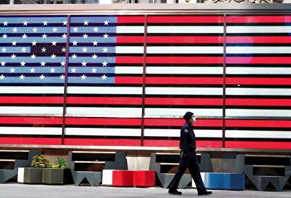 Un hombre camina por Times Square en Nueva York. | EFE