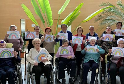 Los mayores de las residencias del éxito posan con "el arcoíris de la esperanza" | Residencias Casaverde