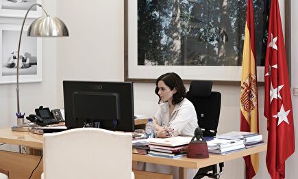 Isabel Díaz Ayuso, en su despacho. | Comunidad de Madrid