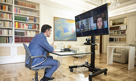 El presidente del Gobierno, Pedro Sánchez, durante una videoconferencia con la líder de Ciudadanos, Inés Arrimadas. | Moncloa