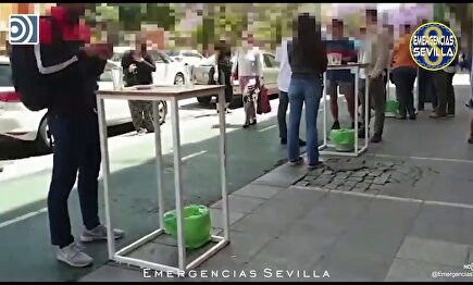 Un bar de Sevilla lleno de clientes es denunciado por incumplir medidas el primer día de la Fase 1