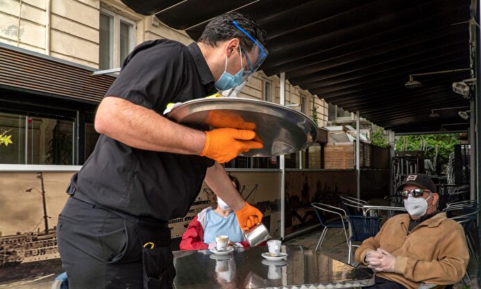 El primer día de Fase1 en muchos territorios de España se vieron guantes y mascarillas | EFE