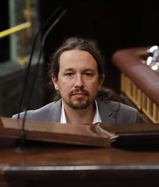Pablo Iglesias, subiendo a la tribuna del Congreso | EFE