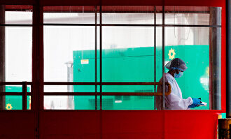 Un sanitario en un hospital. | EFE