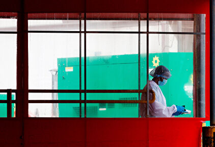 Un sanitario en el hospital de Queens, en Nueva York | EFE