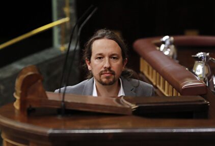 Pablo Iglesias, subiendo a la tribuna del Congreso | EFE