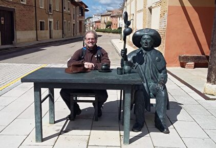 El director médico Emilio Ucar en una parada en el Camino de Santiago