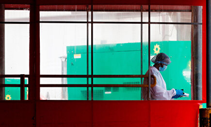 Un sanitario en un hospital. | EFE