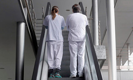 Dos sanitarios que luchan contra el coronavirus. | EFE