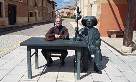 El director médico Emilio Ucar en una parada en el Camino de Santiago