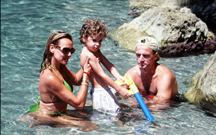 Álex Lequio con sus padres en 1996 | Gtres