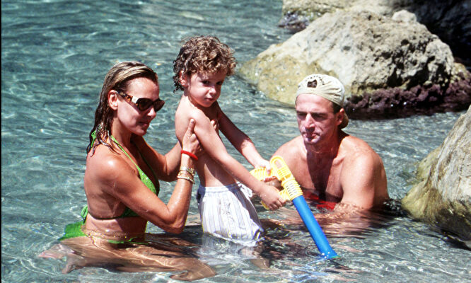 Álex Lequio con sus padres en 1996 | Gtres