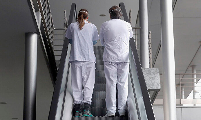 Dos sanitarios en IFEMA. | EFE