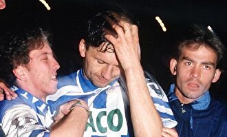 Miroslav Djukic, consolado por Paco Jémez (d) tras fallar el penalti ante el Valencia. | Cordon Press