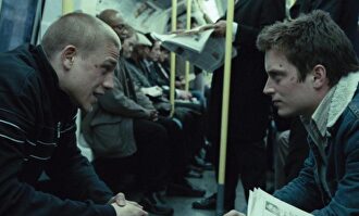 Charlie Hunnam y Elijah Wood. | Imagen TV