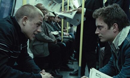 Charlie Hunnam y Elijah Wood. | Imagen TV