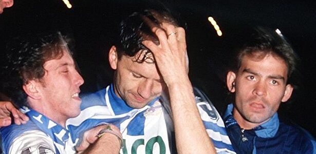 Miroslav Djukic, consolado por Paco Jémez (d) tras fallar el penalti ante el Valencia. | Cordon Press