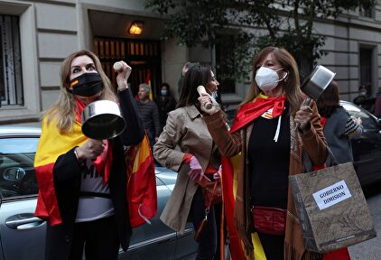 Vecinas del madrileño barrio de Salamanca participan en una protesta contra el Gobierno. | EFE