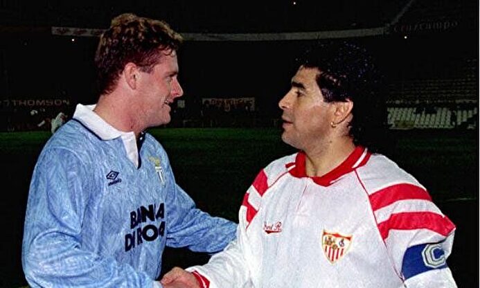Paul Gascoigne saluda a Maradona en un amistoso Sevilla-Lazio jugado en noviembre de 1992 en el Pizjuán. | Archivo