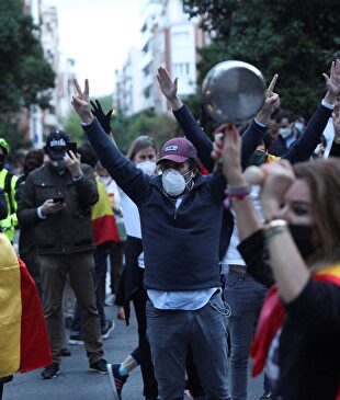 Vecinos del madrileño barrio de Salamanca participan en una protesta contra el Gobierno. | EFE