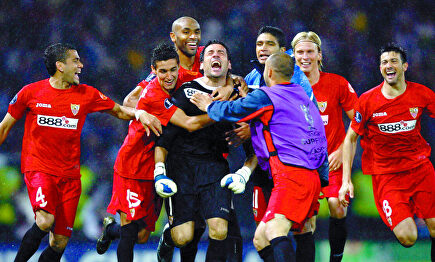 Andrés Palop, felicitado por sus compañeros tras detener tres de los cuatro penaltis ante el Espanyol. | EFE/Archivo