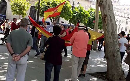 Un centenar de personas se manifiestan en Sevilla contra el Gobierno central