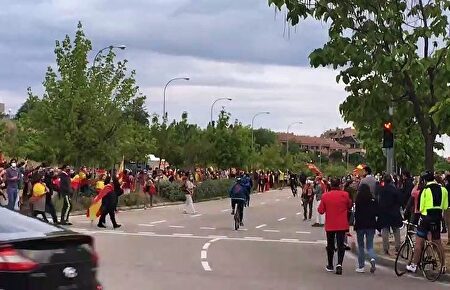 Más de un centenar de vecinos en el norte de Madrid piden la dimisión de Sánchez