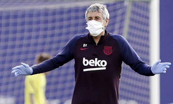 Setién en el entrenamiento del Barcelona. | EFE