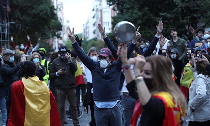 Vecinos del madrileño barrio de Salamanca participan en una protesta contra el Gobierno. | EFE