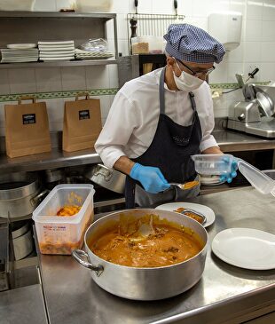 Imagen de esta semana: el chef de un restaurante de Vitoria prepara un menú para enviar a domicilio. | EFE