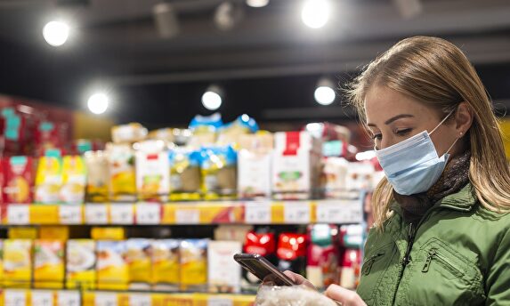 Imagen de una mujer con mascarilla en un supermercado. | Ayuntamiento de Las Rozas