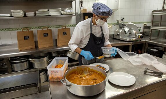 Imagen de esta semana: el chef de un restaurante de Vitoria prepara un menú para enviar a domicilio. | EFE